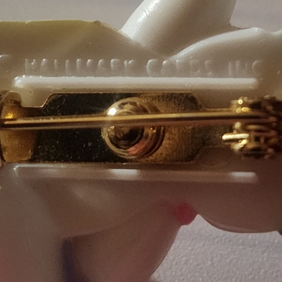 1990 Hallmark Easter Pin Crayola Rabbit - Picture 5 of 5